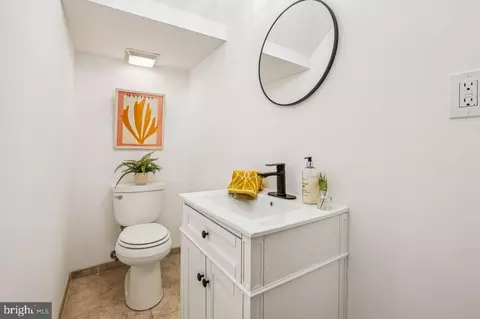 Bath - 1124 G St NE, Washington, DC 20002 photo 1 of 4