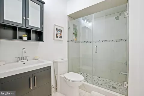 Bath - 1124 G St NE, Washington, DC 20002 photo 3 of 4