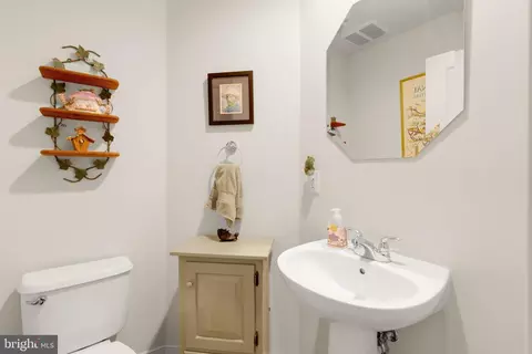 Other - 1011 3rd Pl SE, Washington, DC 20003 photo 4 of 10