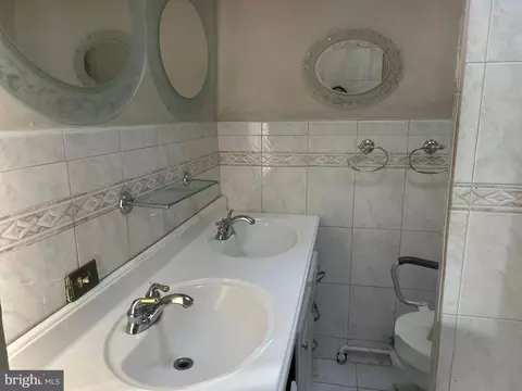 Bath - 118 V St NE, Washington, DC 20002 photo 1 of 1