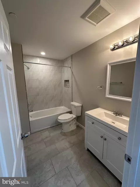 Bath - 1812 H Pl NE #409, Washington, DC 20002 photo 3 of 3