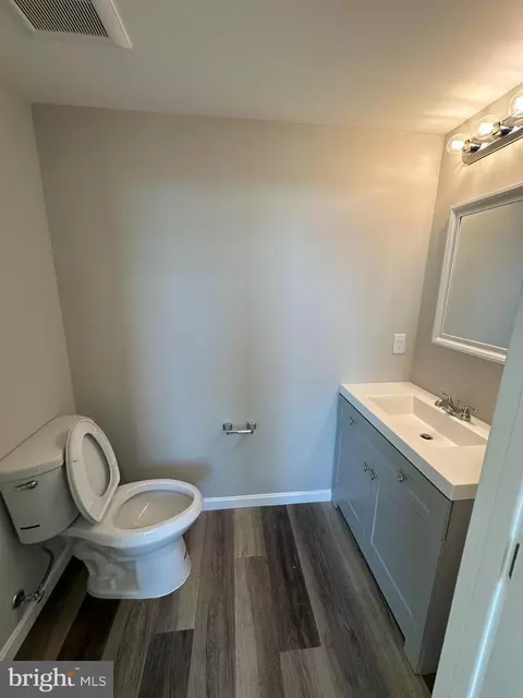 Bath - 1812 H Pl NE #409, Washington, DC 20002 photo 2 of 3