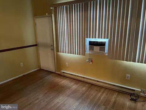 Living - 504 23rd Pl NE, Washington, DC 20002 photo 3 of 4