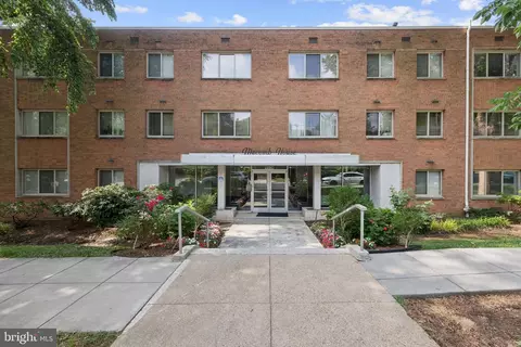 2710 Macomb St NW #207, Washington, DC 20008