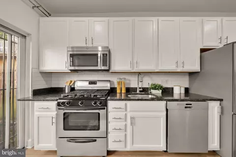 706 L St SE, Washington, DC 20003 photo 9