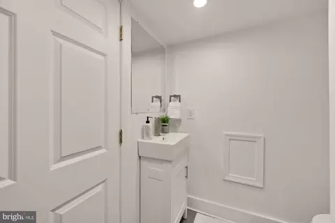 706 L St SE, Washington, DC 20003 photo 25