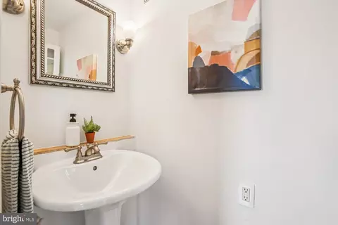 Bath - 37 17th St SE, Washington, DC 20003 photo 4 of 4