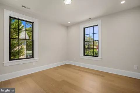 2710 36th St NW, Washington, DC 20007 photo 18