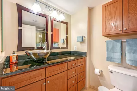 Bath - 616 E Nw NW #1150, Washington, DC 20004 photo 3 of 5