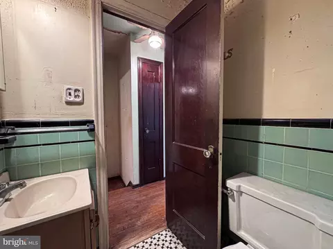 Entry Way - 537 25th Pl NE, Washington, DC 20002 photo 4 of 9