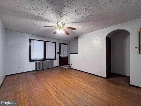 Living - 537 25th Pl NE, Washington, DC 20002 photo 3 of 5
