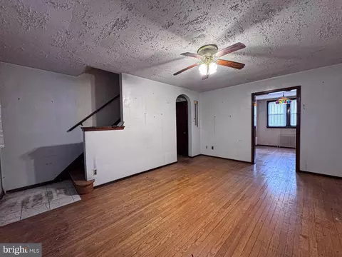 Living - 537 25th Pl NE, Washington, DC 20002 photo 2 of 5