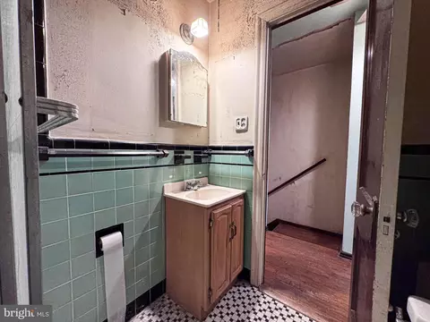 Bath - 537 25th Pl NE, Washington, DC 20002 photo 2 of 3