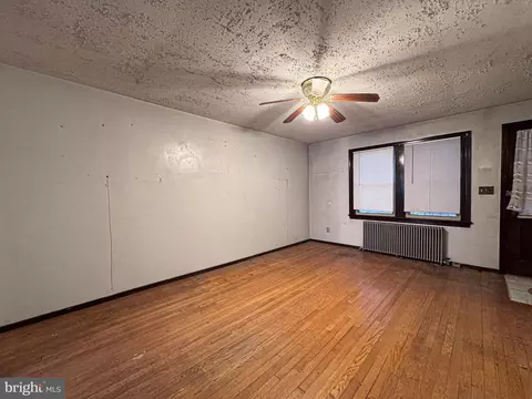 Living - 537 25th Pl NE, Washington, DC 20002 photo 4 of 5