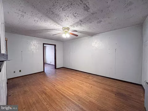 Living - 537 25th Pl NE, Washington, DC 20002 photo 1 of 5
