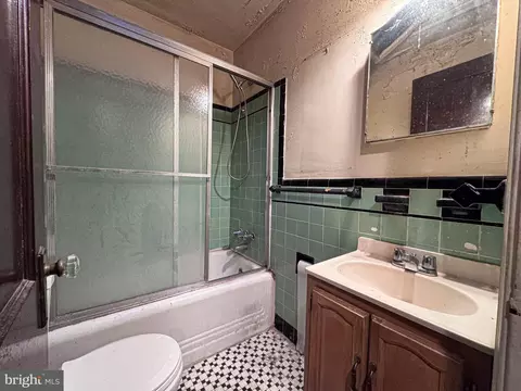 Bath - 537 25th Pl NE, Washington, DC 20002 photo 1 of 3