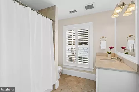 Bath - 4641 Dexter St NW, Washington, DC 20007 photo 6 of 8