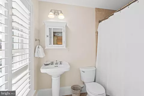 Bath - 4641 Dexter St NW, Washington, DC 20007 photo 5 of 8