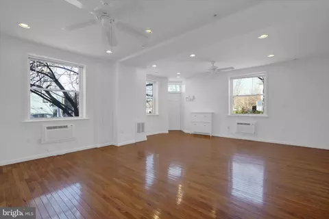 Living - 400 15th St SE, Washington, DC 20003 photo 2 of 13