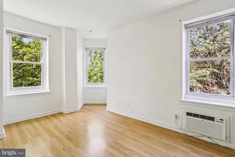 Living - 400 15th St SE, Washington, DC 20003 photo 13 of 13