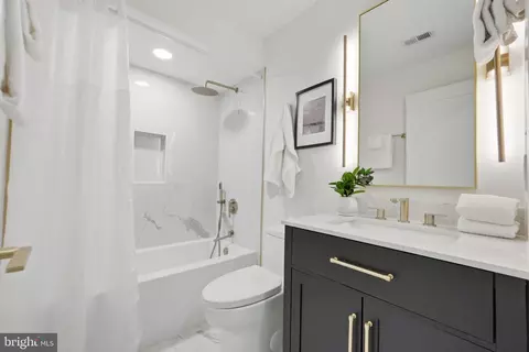 Bath - 220 V St NE, Washington, DC 20002 photo 4 of 4