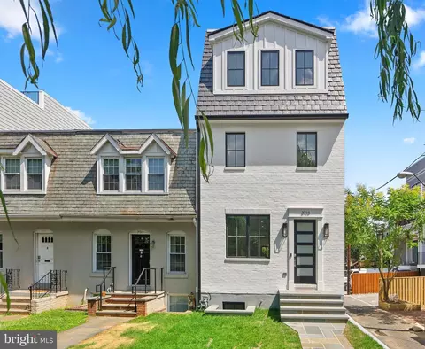 3713 R St NW, Washington, DC 20007