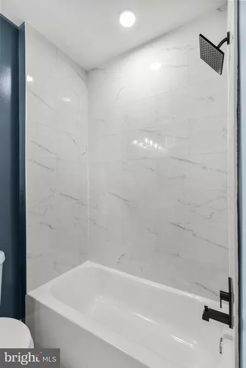 Bath - 2019 M St NE #1, Washington, DC 20002 photo 3 of 7