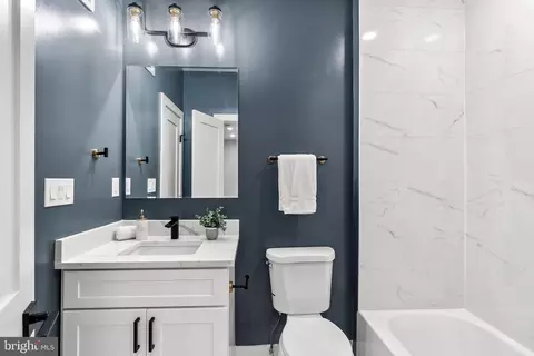 Bath - 2019 M St NE #1, Washington, DC 20002 photo 2 of 7
