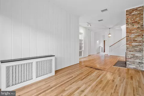 Living - 511 2nd St SE, Washington, DC 20003 photo 4 of 7