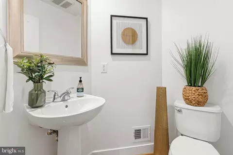 335 L St SE, Washington, DC 20003 photo 16