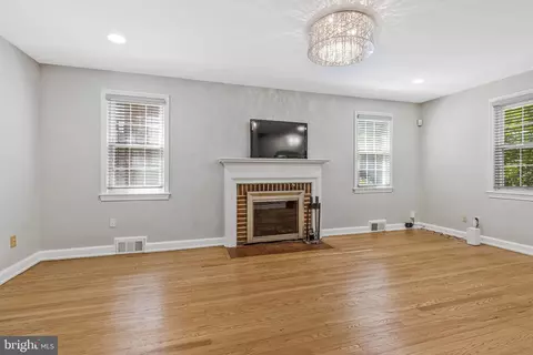 Living - 1714 33rd Pl SE, Washington, DC 20020 photo 10 of 12