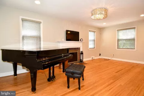 Living - 1714 33rd Pl SE, Washington, DC 20020 photo 3 of 12
