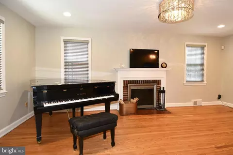 Living - 1714 33rd Pl SE, Washington, DC 20020 photo 7 of 12