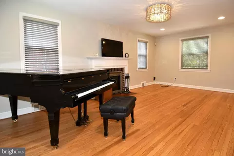 Living - 1714 33rd Pl SE, Washington, DC 20020 photo 6 of 12