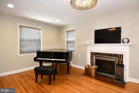 Living - 1714 33rd Pl SE, Washington, DC 20020 photo 5 of 12