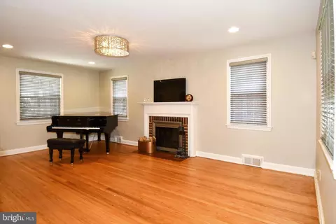 Living - 1714 33rd Pl SE, Washington, DC 20020 photo 2 of 12