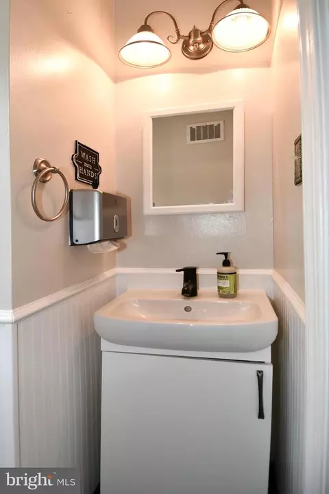 Bath - 1714 33rd Pl SE, Washington, DC 20020 photo 3 of 9