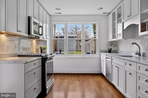 916 G St SE, Washington, DC 20003 photo 9
