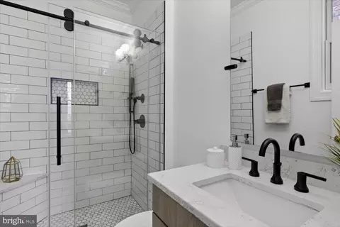 916 G St SE, Washington, DC 20003 photo 33