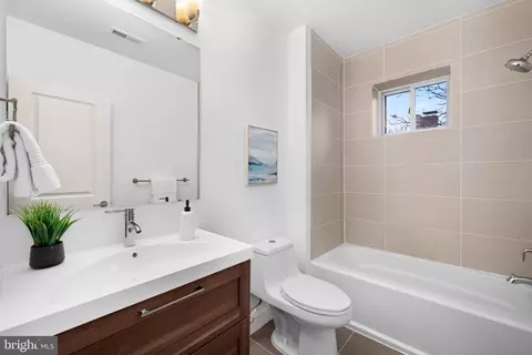 Bath - 758 Gresham Pl NW, Washington, DC 20001 photo 4 of 5