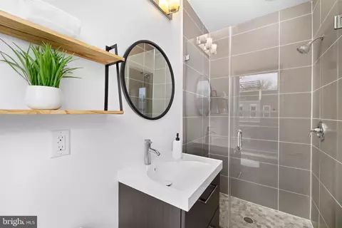 Bath - 758 Gresham Pl NW, Washington, DC 20001 photo 3 of 5