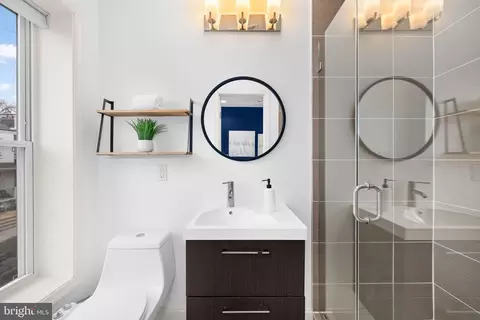 Bath - 758 Gresham Pl NW, Washington, DC 20001 photo 2 of 5