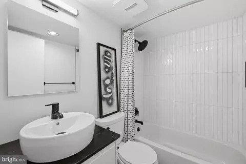 Bath - 2829 29th Pl NW, Washington, DC 20008 photo 5 of 5