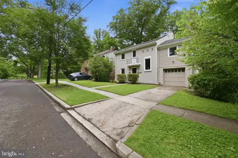 Exterior - 2829 29th Pl NW, Washington, DC 20008 photo 2 of 9
