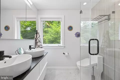 Bath - 2829 29th Pl NW, Washington, DC 20008 photo 1 of 5