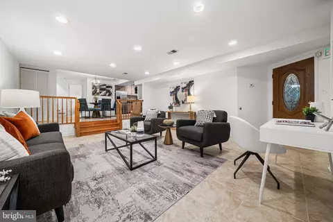Living - 656 9th St NE, Washington, DC 20002 photo 5 of 6