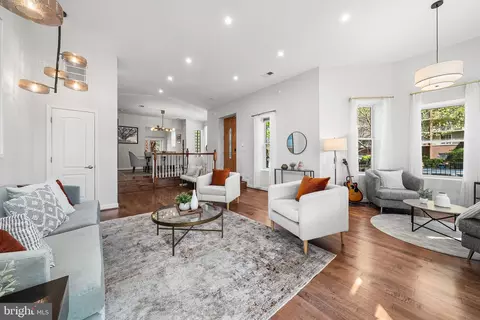Living - 656 9th St NE, Washington, DC 20002 photo 4 of 6