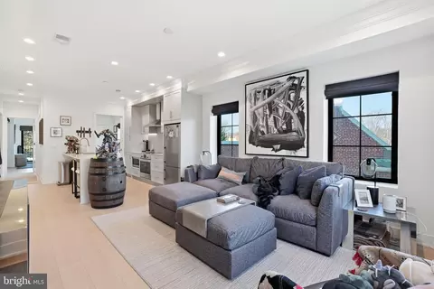 2642 39th St NW #6, Washington, DC 20007