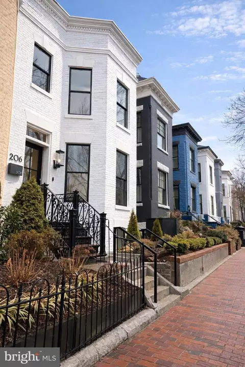 206 10th St NE, Washington, DC 20002 photo 2