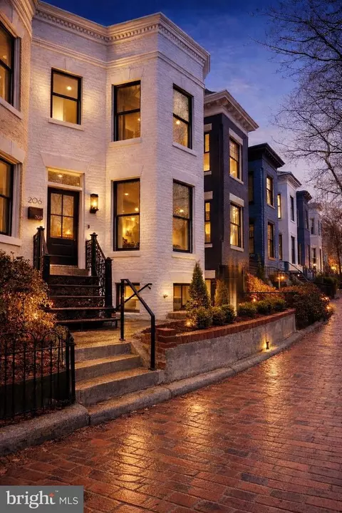 206 10th St NE, Washington, DC 20002
